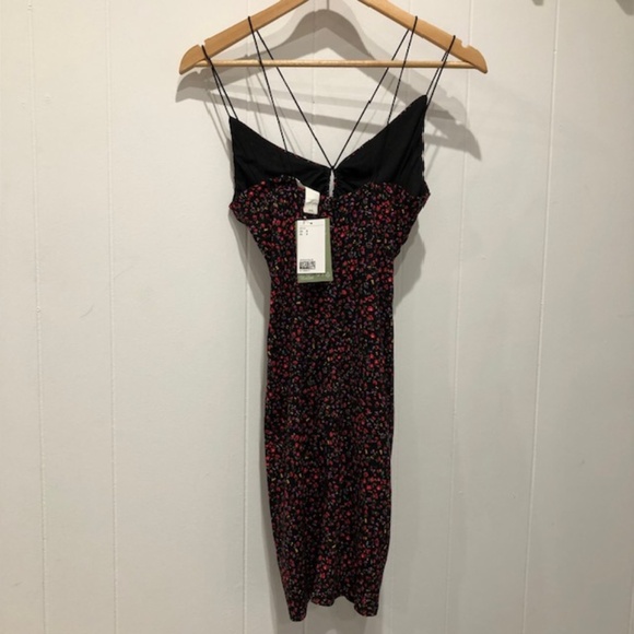 H&M // V-Neck // Keyhole Detail // Short // Black // Small Flowers // Dress - Picture 3 of 5